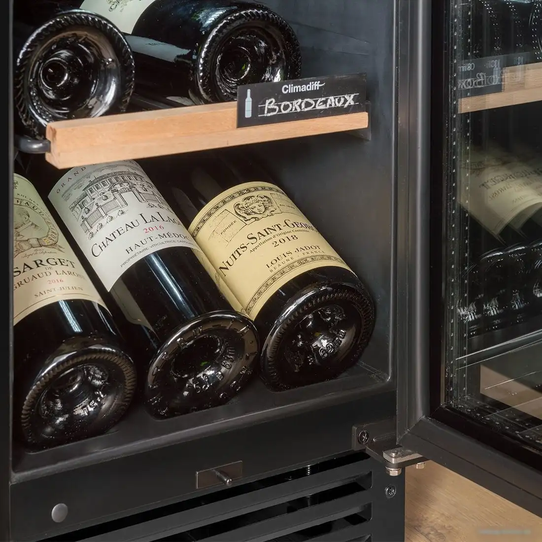 Винный шкаф Avintage AVU23TB1 — фото товара