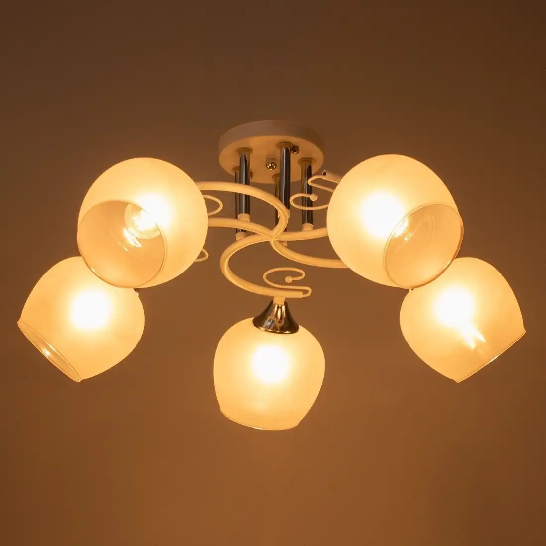 Люстра средней высоты BayerLux Либи 10670416 (белый) – фото товара