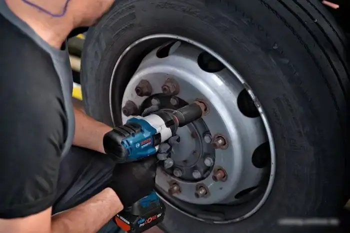 Гайковерт Bosch GDS 18V-1050 H Professional 06019J8502 (с 2-мя АКБ 8 Ah, кейс) – фото товара