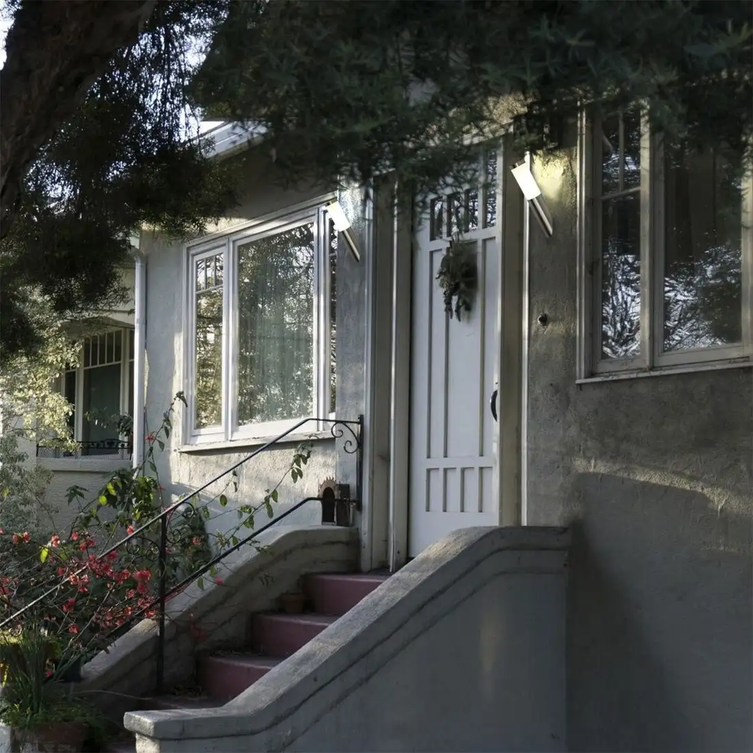 Уличный настенный светильник ESCADA 30011W/01 (хром) – фото товара