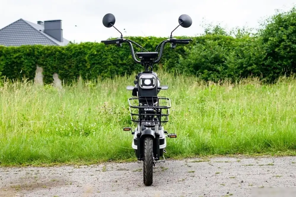 Электроскутер AVM Delta Lite (черный) – подробное фото Электроскутер AVM Delta Lite (черный) – фото товара