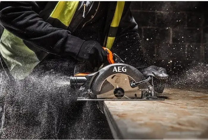 Дисковая (циркулярная) пила AEG Powertools BKS 18BL2-0 4935479661 (без АКБ) – фото товара