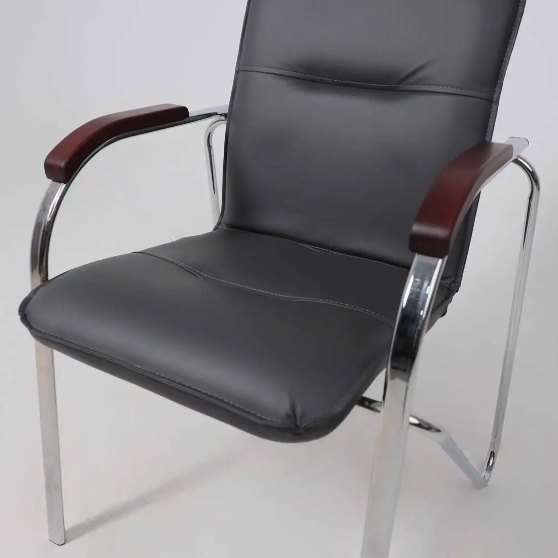 Офисный стул AksHome Samba Aks-1 (Pegasso темно-серый/подлокотники дерево темное) – фото товара