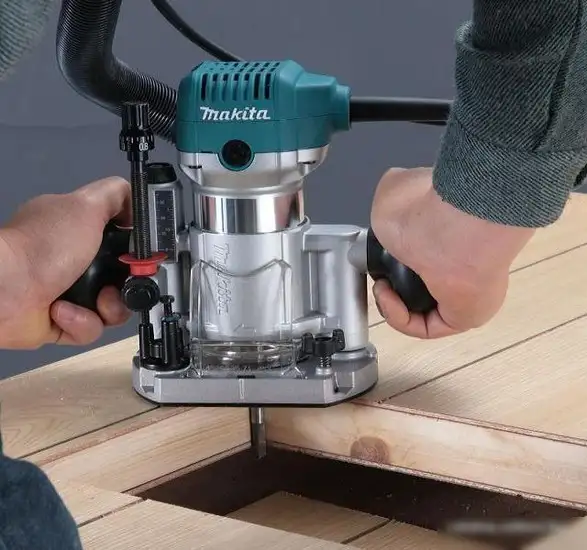 Кромочно-петельный фрезер Makita RT0700CX2 – подробное фото Кромочно-петельный фрезер Makita RT0700CX2 – фото товара