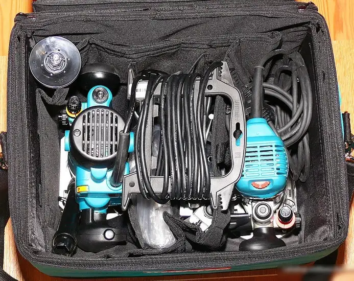 Кромочно-петельный фрезер Makita RT0700CX2 – подробное фото Кромочно-петельный фрезер Makita RT0700CX2 – фото товара