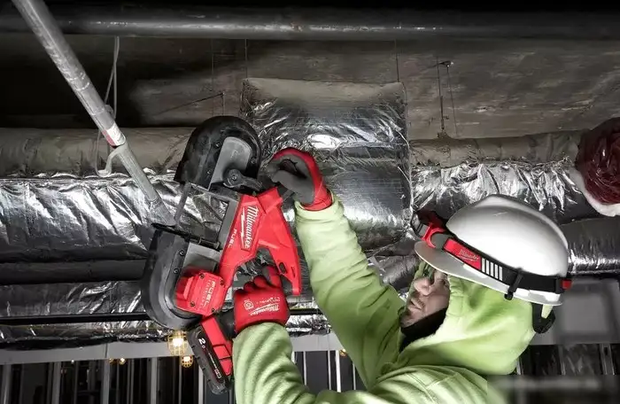 Ленточная пила Milwaukee Fuel M18 FBS85-202C 4933471497 (с 2-мя АКБ, кейс) – фото товара