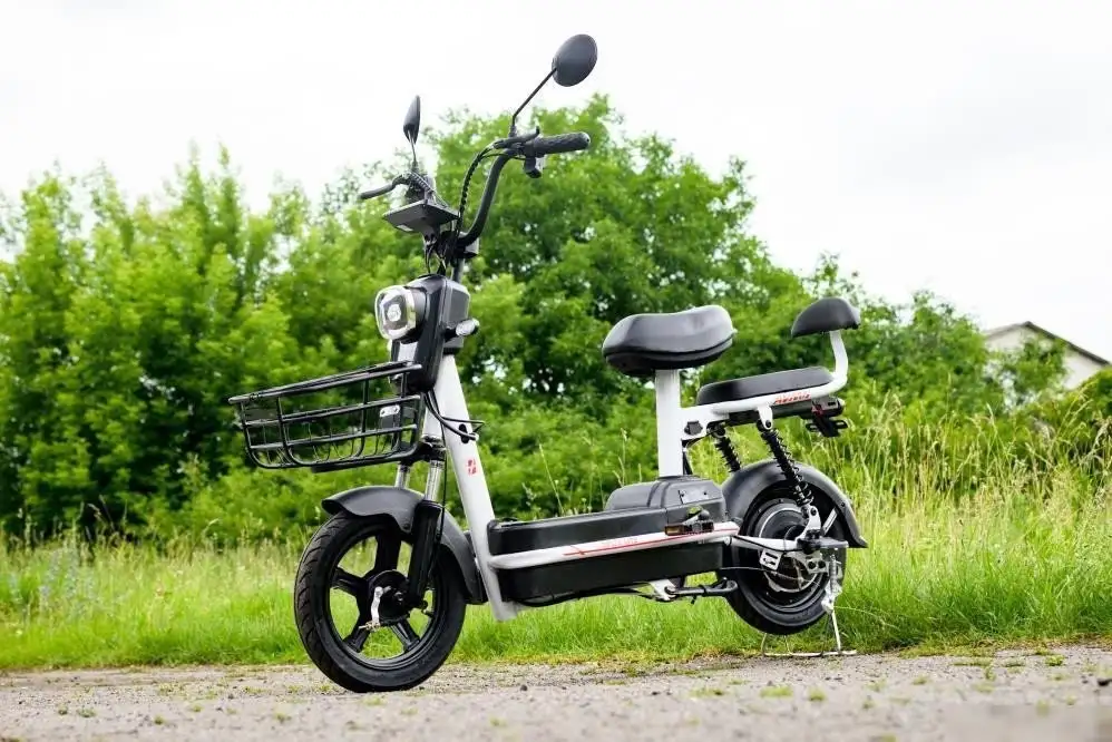 Электроскутер AVM Delta Lite (черный) – подробное фото Электроскутер AVM Delta Lite (черный) – фото товара