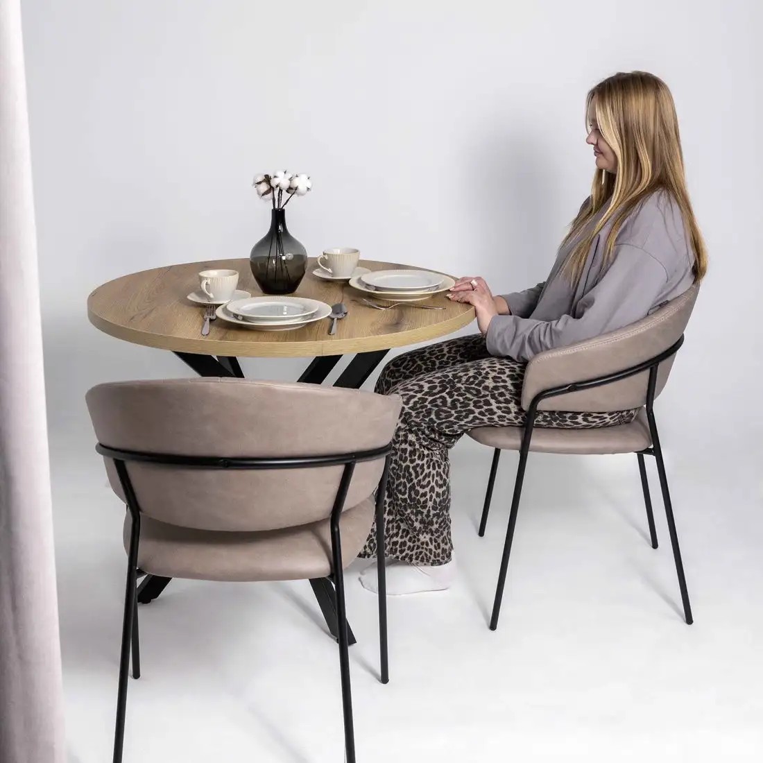 Стул с подлокотниками Алвест AV 433 (песочная замша Kiprus 03/черный)