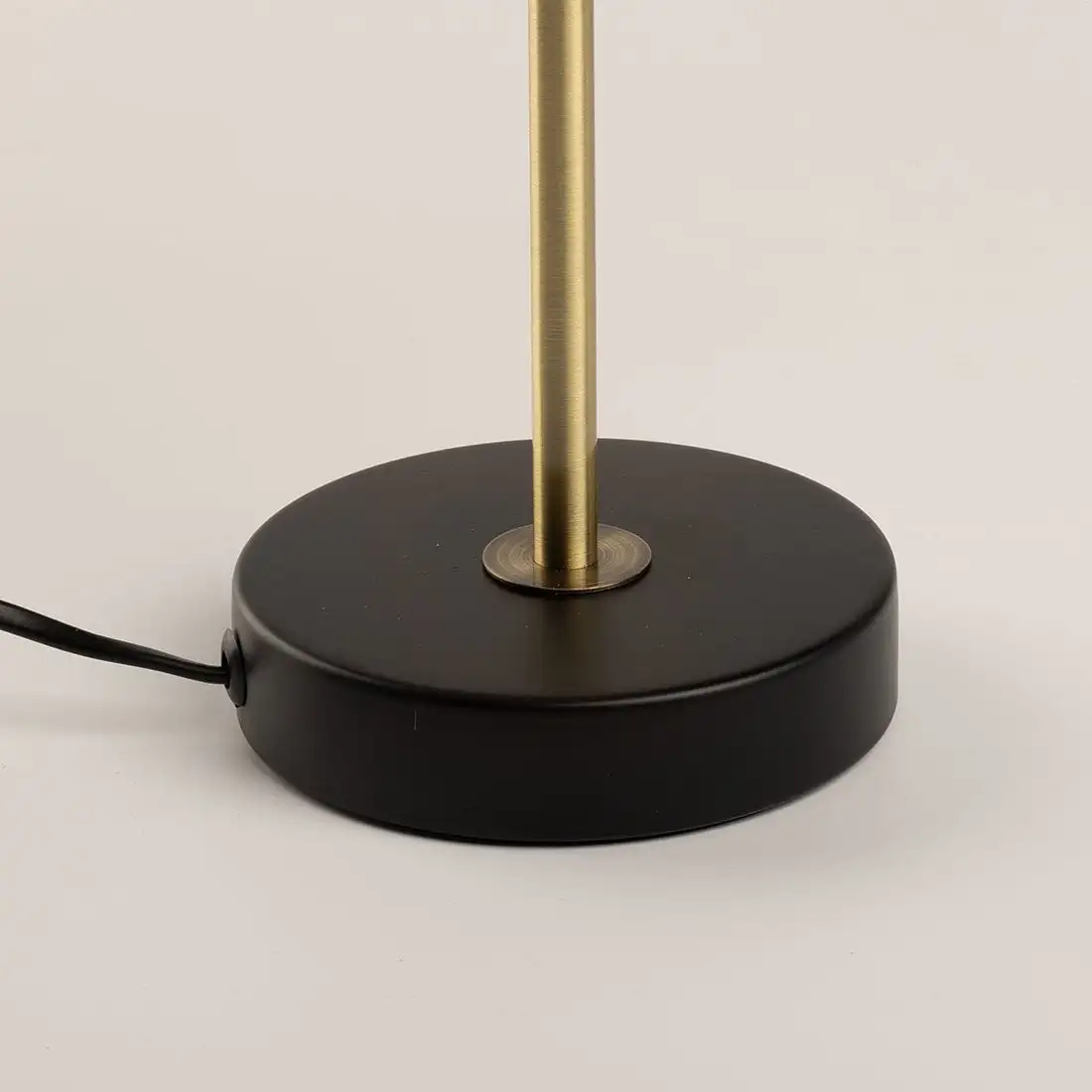 Настольная лампа De Markt Конрад 667034401 – фото товара