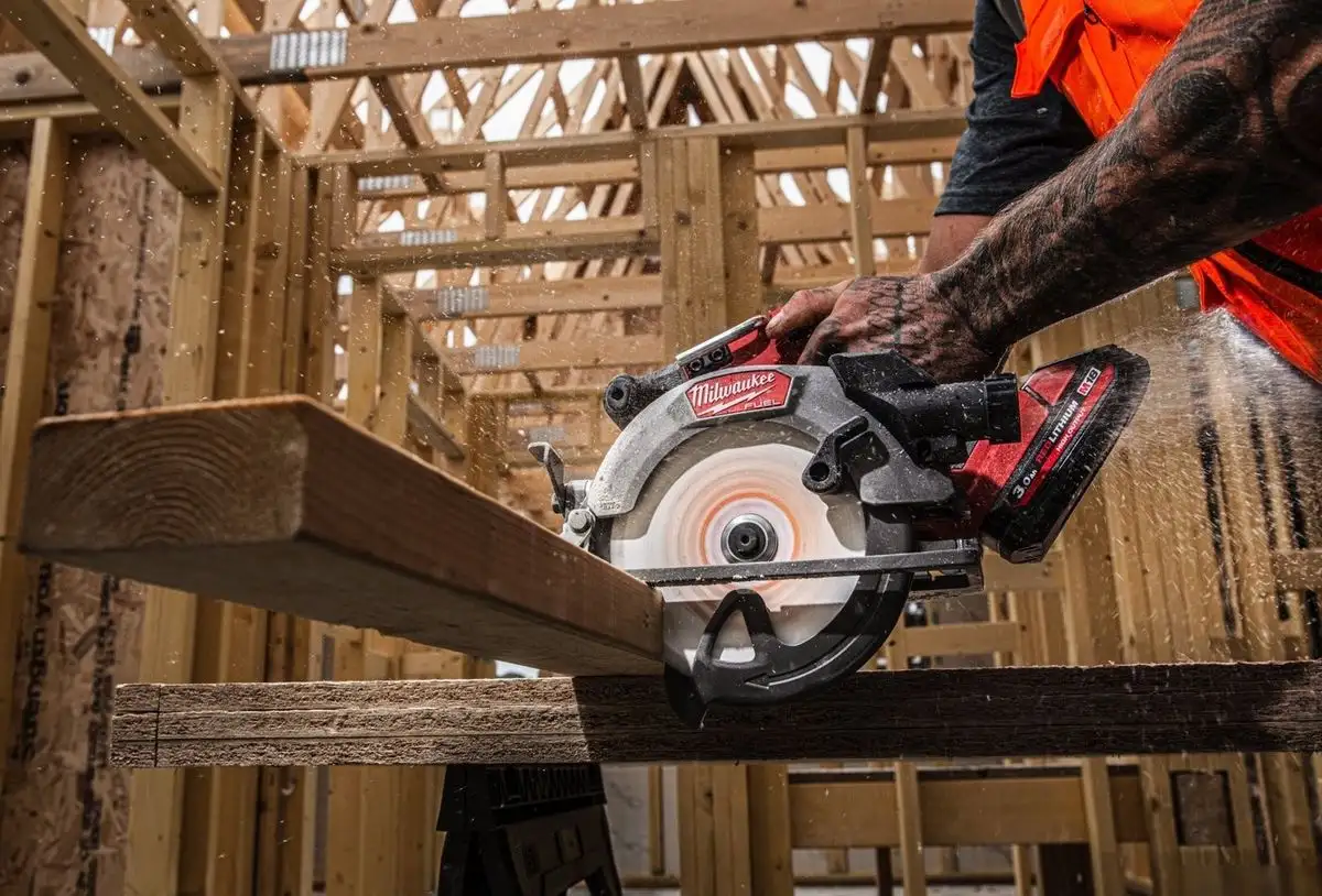 Дисковая (циркулярная) пила Milwaukee M18 FCS552-302X Fuel 4933493589 (с 2-мя АКБ, кейс) – фото товара