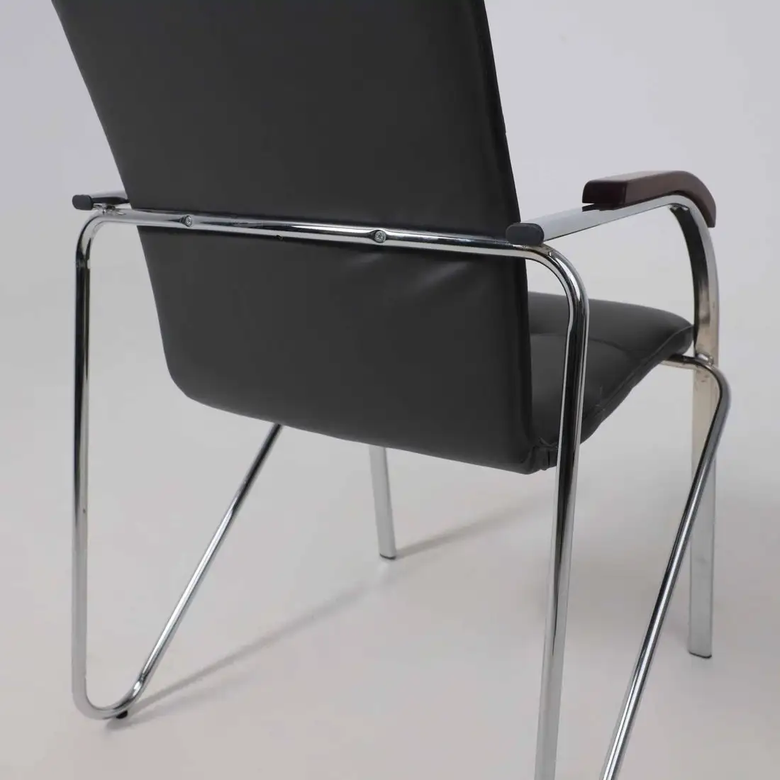 Офисный стул AksHome Samba Aks-1 (Pegasso темно-серый/подлокотники дерево темное) – фото товара