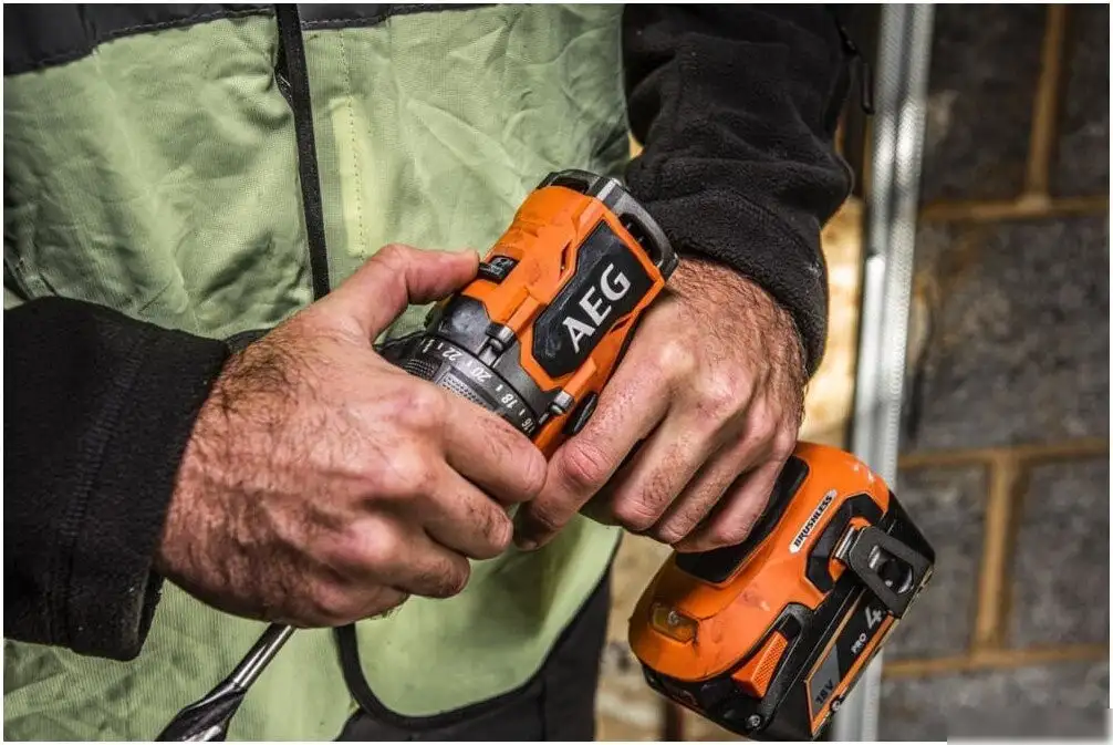 Дрель-шуруповерт AEG Powertools BS18SBL2-202C 4935480056 (с 2-мя АКБ, кейс) – фото товара