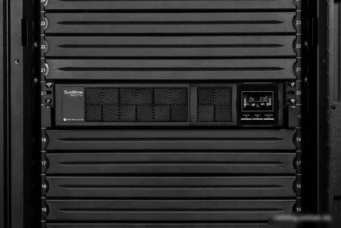 Источник бесперебойного питания Systeme Electric SRVSE1KRTI – фото товара