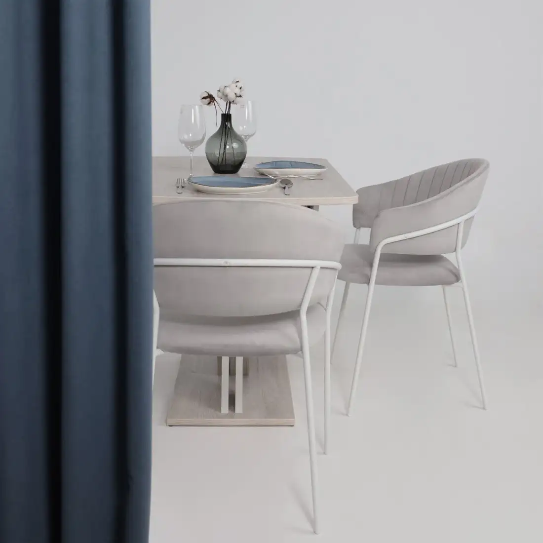 Стул с подлокотниками Алвест AV 433 (светло-серый бархат H-09/белый) – фото товара