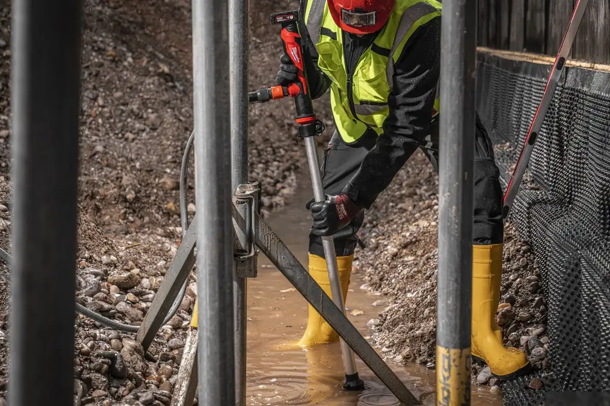 Садовый насос Milwaukee M12 BSWP-0 (без АКБ) - фото товара