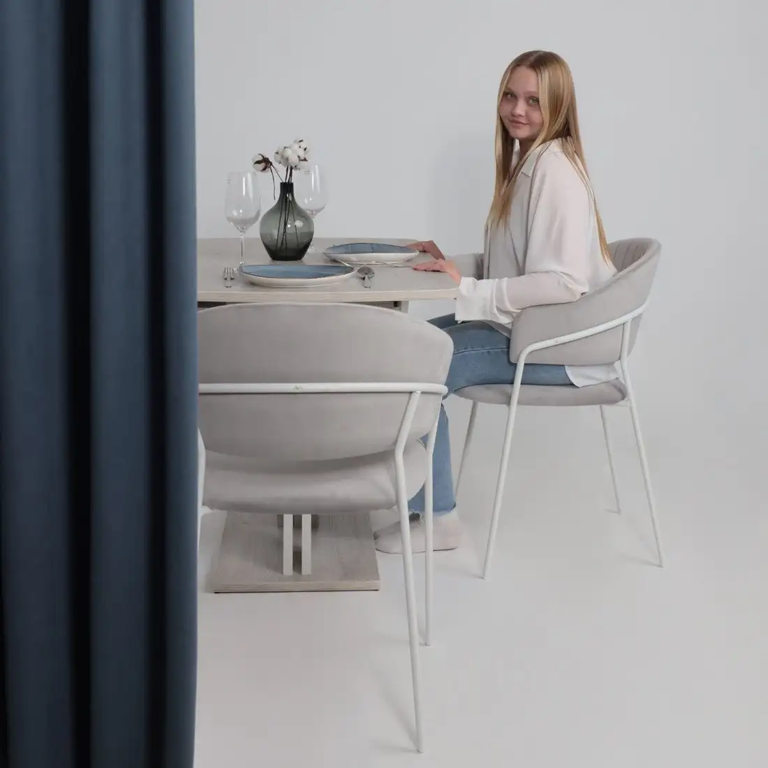 Стул с подлокотниками Алвест AV 433 (светло-серый бархат H-09/белый) – фото товара