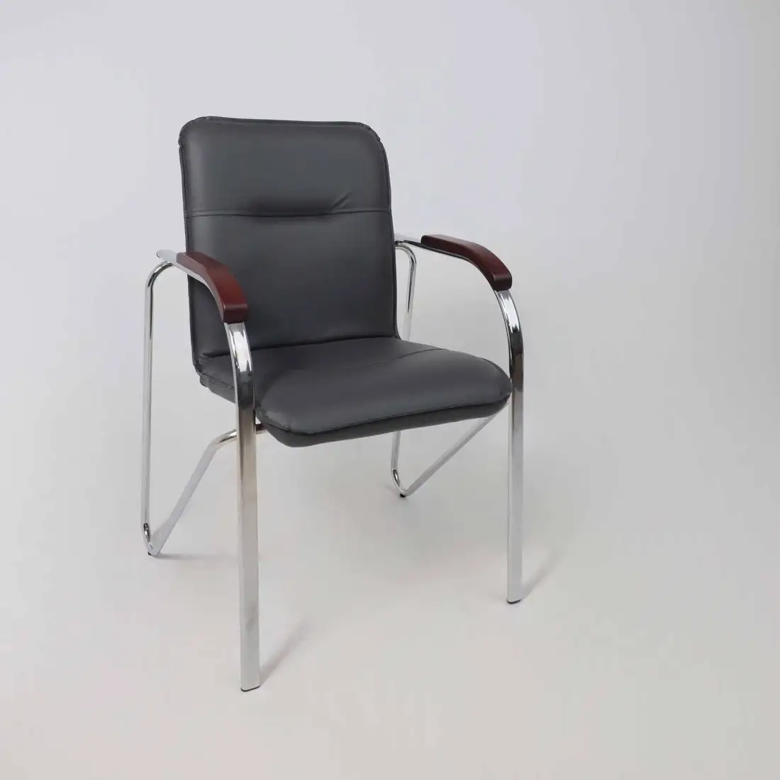 Офисный стул AksHome Samba Aks-1 (Pegasso темно-серый/подлокотники дерево темное) – фото товара