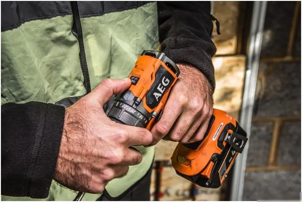 Дрель-шуруповерт AEG Powertools BS18SBL2-202C 4935480056 (с 2-мя АКБ, кейс) – фото товара