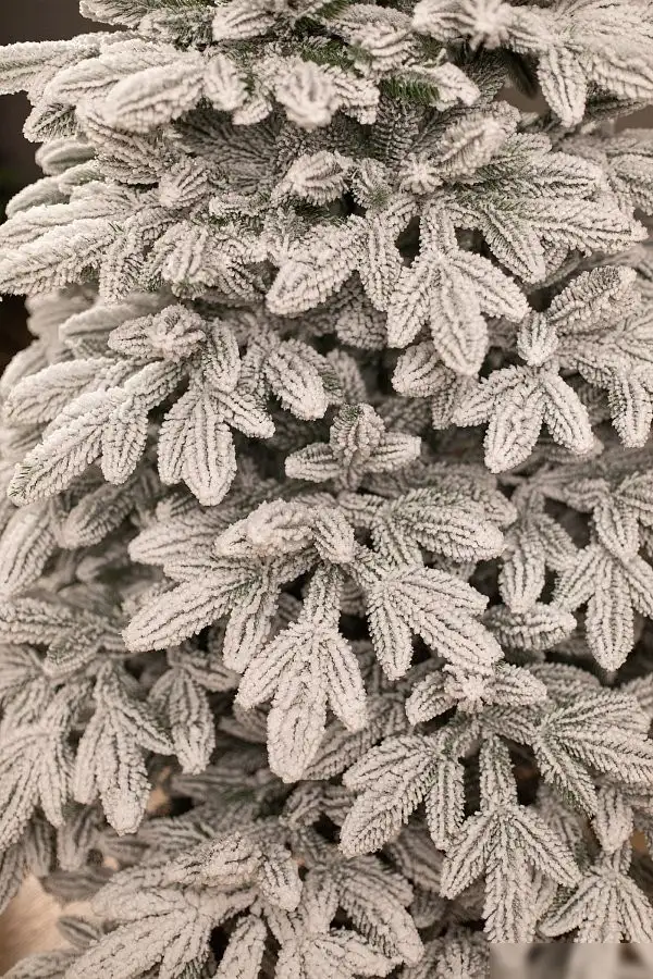 Ель Ёлушка Донская заснеженная ЕДОНЗ 15 (1.5м, подставка пластик) – фото товара