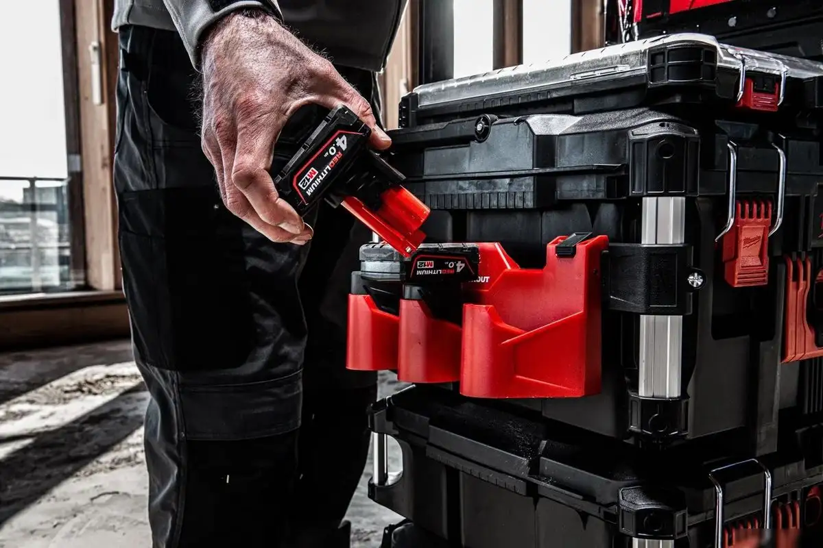 Держатель для АКБ Milwaukee 4932498646 – фото товара