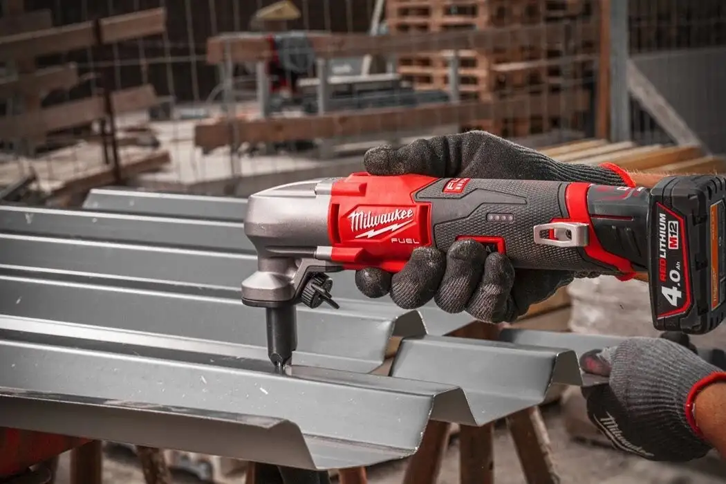 Высечные электрические ножницы Milwaukee M12 FNB16-402X 4933479619 (с 2-мя АКБ, кейс) – фото товара