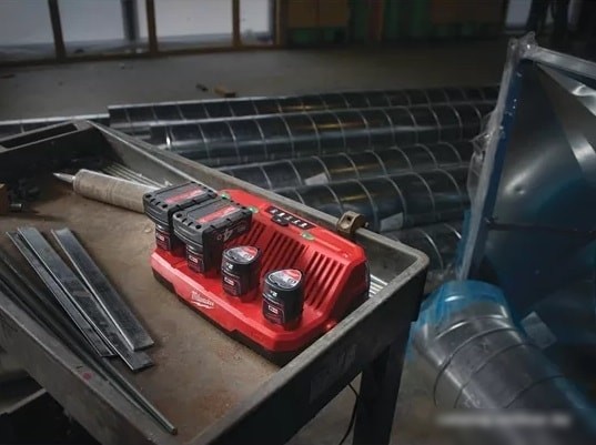 Зарядное устройство Milwaukee M12 C4 4932430554 (12В) – фото товара
