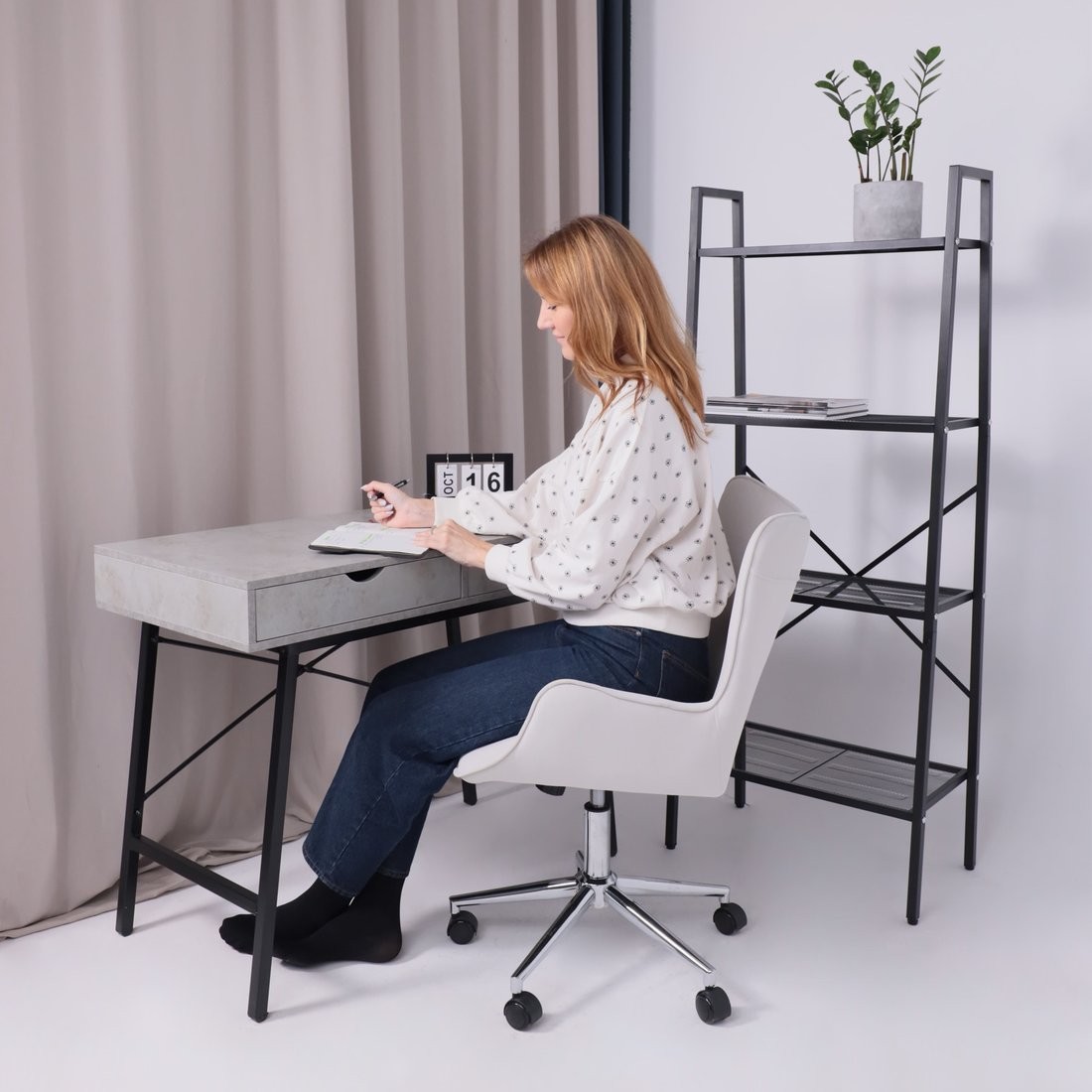 Офисное кресло AksHome Bella (chrome Kiton 701 велюр/белый антарктида) – фото товара